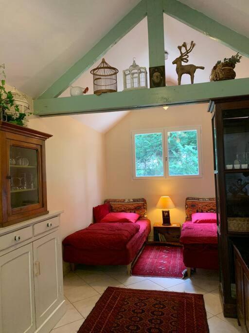 Maisonnette En Clairiere De Foret Gambais Exterior photo