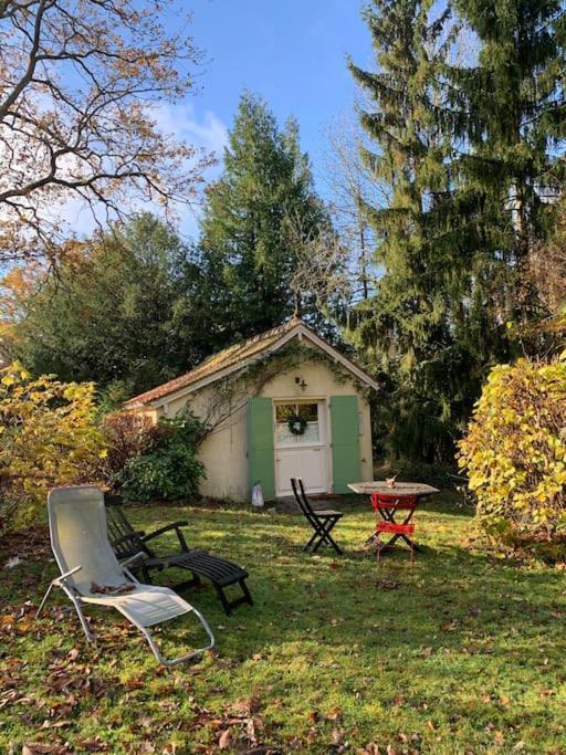 Maisonnette En Clairiere De Foret Gambais Exterior photo