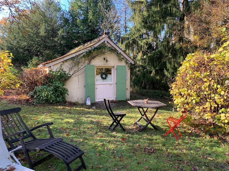 Maisonnette En Clairiere De Foret Gambais Exterior photo